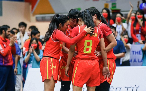 Thất bại đáng tiếc, đội tuyển bóng rổ nữ Việt Nam nhận sự khích lệ tinh thần từ NHM