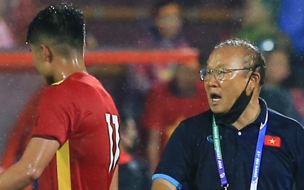 Chùm ảnh: HLV Park Hang-seo có biểu cảm khó hiểu khi trọng tài không thổi 11m cho U23 Việt Nam