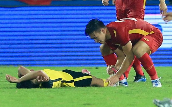 Cầu thủ U23 Việt Nam có hành động đẹp, sơ cứu cầu thủ Malaysia bị đau ở bán kết SEA Games 31