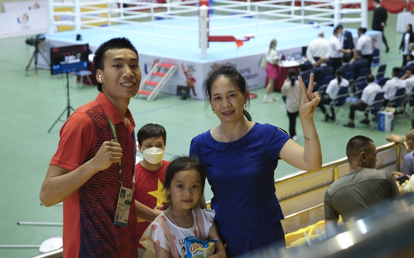 Đương kim vô địch Nguyễn Xuân Phương được gia đình tiếp sức trước giờ khai mạc kickboxing SEA Games 31