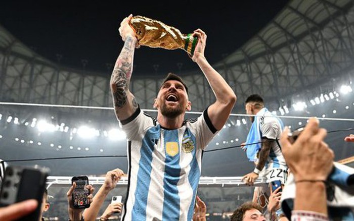 Lionel Messi đã phá kỷ lục khi nâng cúp ở World Cup. Tất cả mọi người đều nỗ lực chia sẻ và đăng tải những hình ảnh của anh trên mạng xã hội. Với những hình ảnh đẹp, các bạn sẽ được trải nghiệm những thăng trầm cảm xúc mà Messi đã trải qua để đạt được thành công đầy ấn tượng.