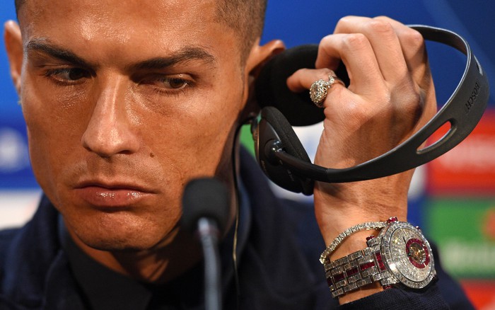 Ronaldo khoe chiếc đồng hồ có giá hàng chục tỷ đồng ngày trở về MU