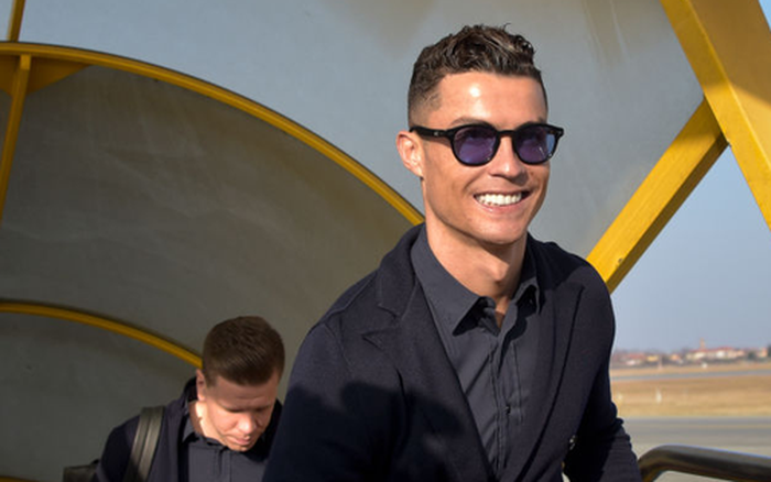 Ronaldo diện vest lịch lãm khi đến Cardiff  Bóng Đá