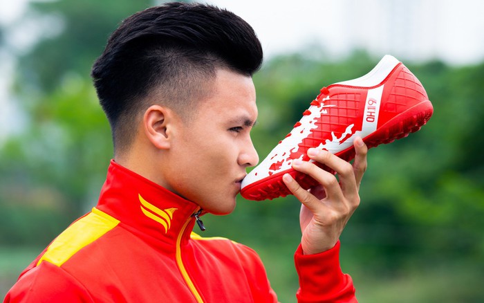 Cùng xem những đôi giày bóng đá quý hiếm mà Quang Hải sử dụng để ghi bàn và giành danh hiệu vô địch. Từ design tới chất liệu đều khiến các fan hâm mộ phải mê mẩn.